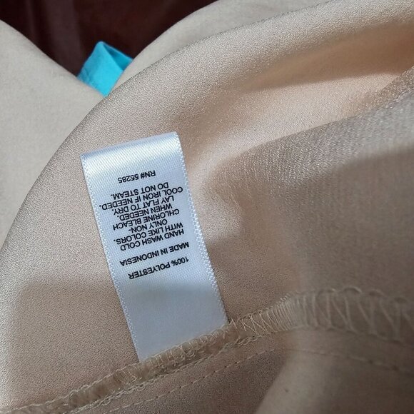 NWT Express Pale Pink Lace Cut Out Shoulder V-neck Blouse Medium - Picture 5 of 8